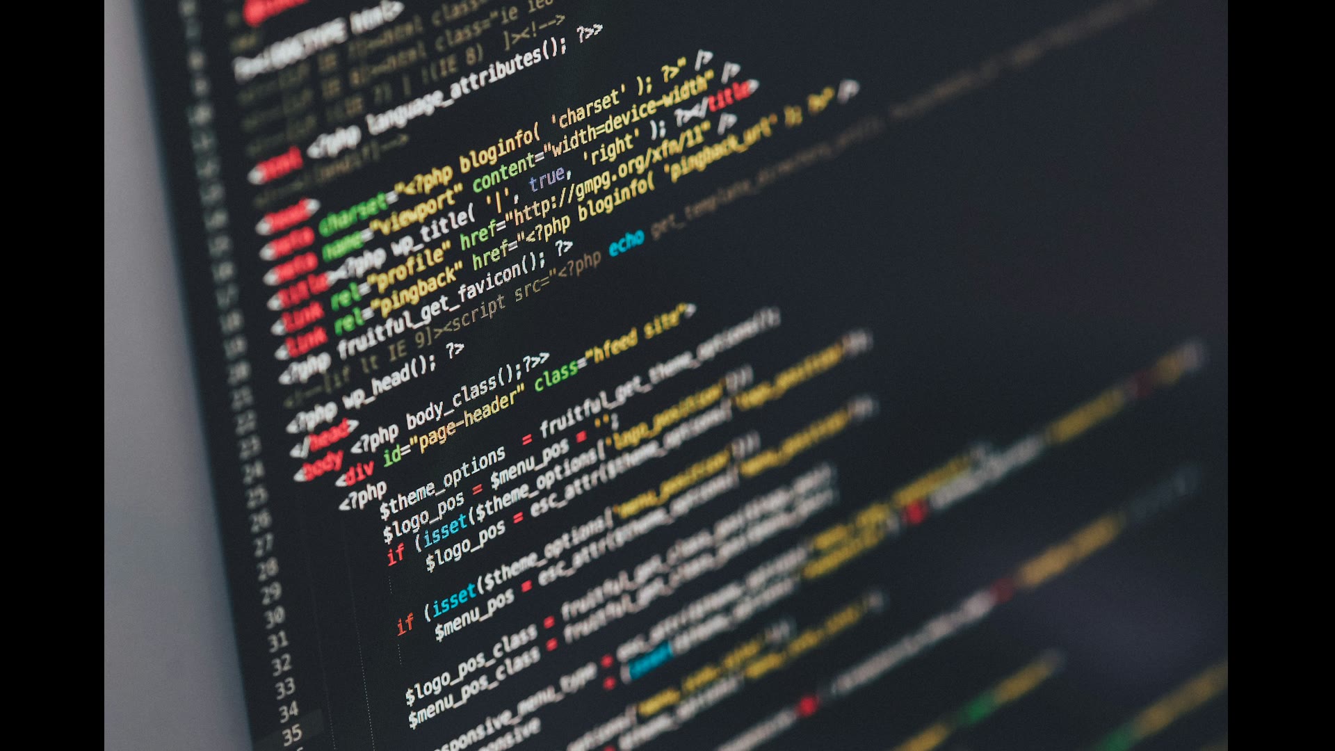 Développeur au travail sur un écran de code — ambiance sombre et professionnelle